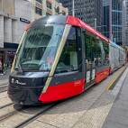 IXV_2237 Sydney - George Street - De tram heeft vrije baan op deze straat. Voor de veiligheid is de stroom ondergronds, quasi als een derde rail. Märklin laat groeten.