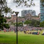 DSC01041 Sydney - The Domain - Een boemeltrein bracht nog meer vuurwerkkijkers