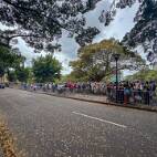 IXV_2196 Sydney - The Domain - ten noorden van Hyde Park, met zicht op de baai en vandaag de ideale plek om vuurwerk te kijken. Het is 10 uur en deze mensen wachten al...