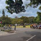 IXV_2198 Sydney - The Domain - Wachten in de rij voor een vuurwerkplaatsje