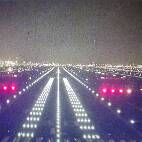 IMG_1510 Dubai bij nacht, eindelijk kunnen we de benen strekken. Dachten we. Nog een busrit van een kwartier en hollen naar een andere terminal voor de vlucht naar...